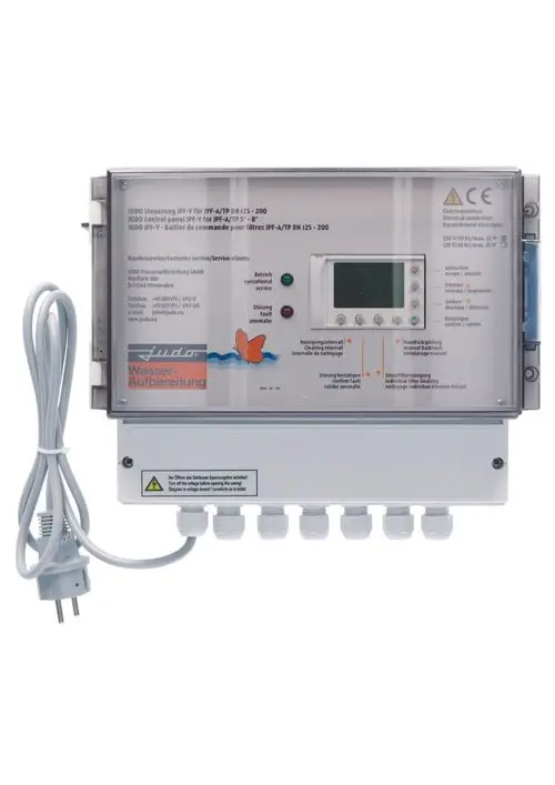 JUDO Steuerungseinheit für Wasseraufbereitung mit Display und mehreren Anschlüssen. Kabel mit Stecker zum Anschluss an eine Stromquelle. Vorsichtshinweis auf der Rückseite.